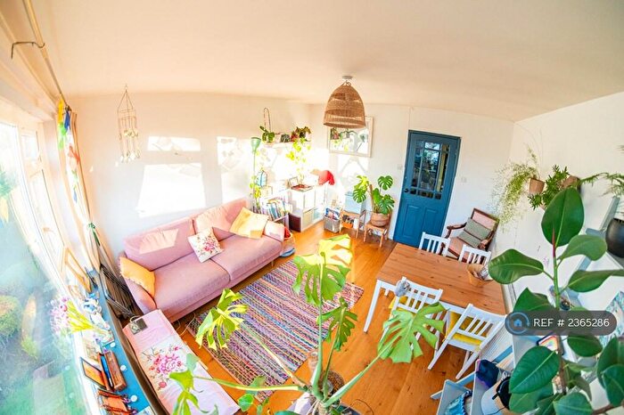 2 Bedroom Flat To Rent In Carlton Court, Southampton, SO15