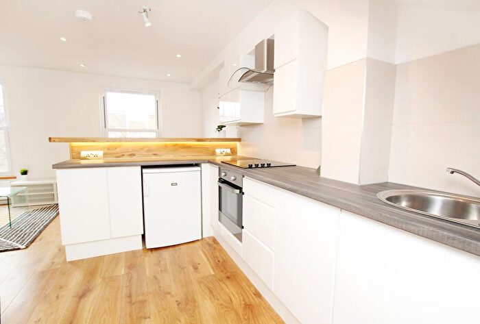 4 Bedroom Flat To Rent In South Lambeth Road, London, SW8