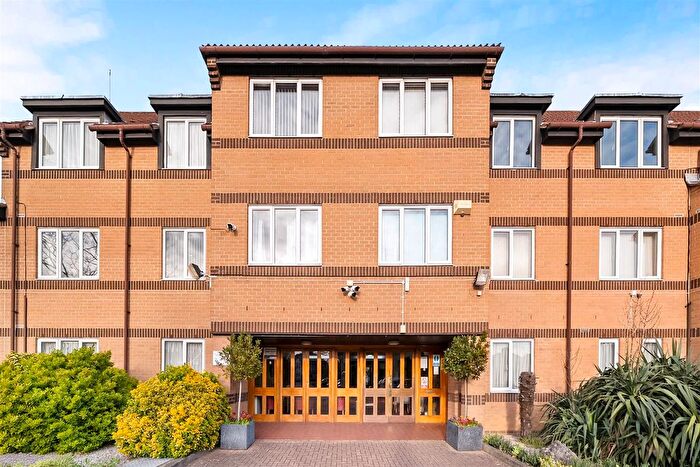 1 Bedroom Flat To Rent In Limewood Court, Beehive, IG4