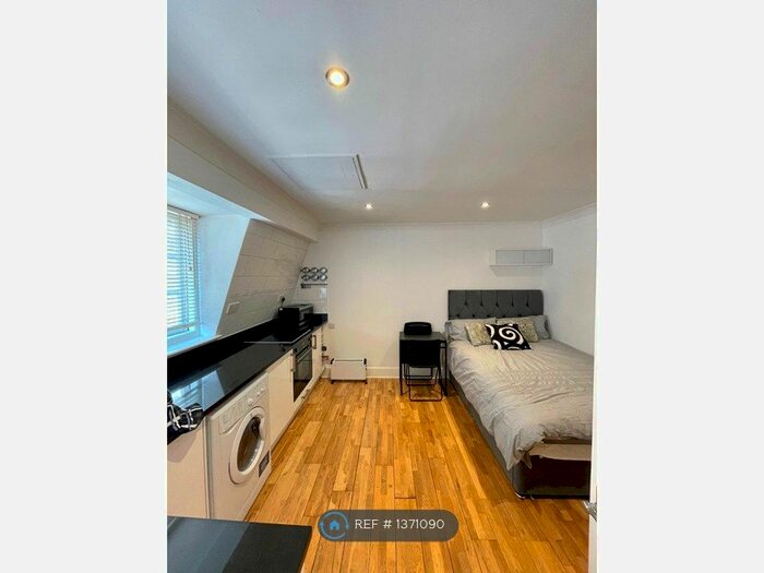 Studio To Rent In Leman St, London, E1