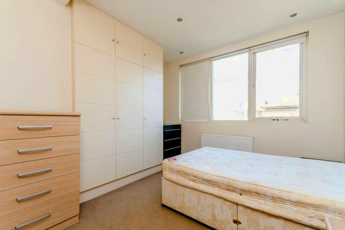2 Bedroom Flat To Rent In Finsbury Park Road, Finsbury Park, London, N4