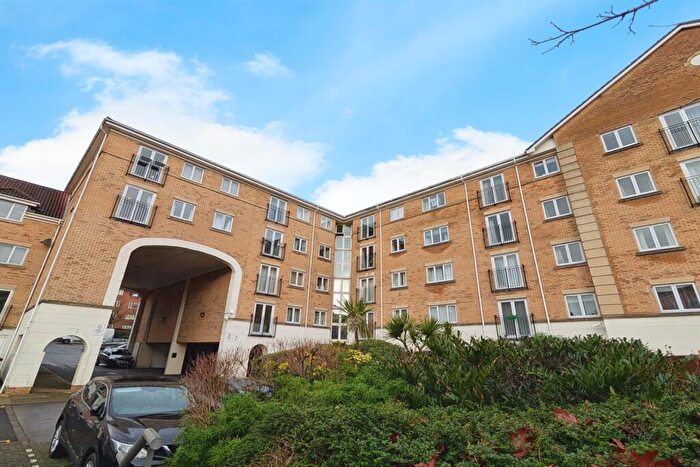 2 Bedroom Flat To Rent In The Dell, Southampton, SO15