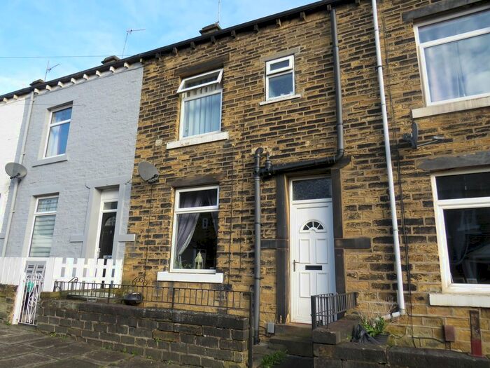 3 Bedroom Property To Rent In Woodside View, Halifax HX3