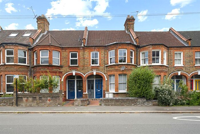 2 Bedroom Flat For Sale In Chingford Lane, Woodford Green, IG8