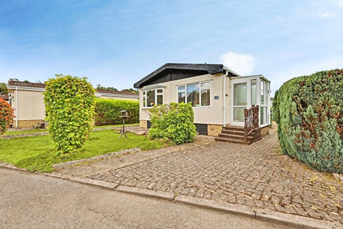 2 Bedroom Mobile/park Home For Sale In Ashdale Close, Sywell, Northampton, NN6