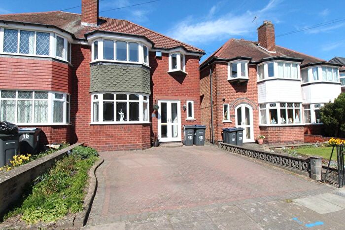 3 Bedroom Semi Detached House For Sale In Farnol Road, Birmingham, West Midlands, B26