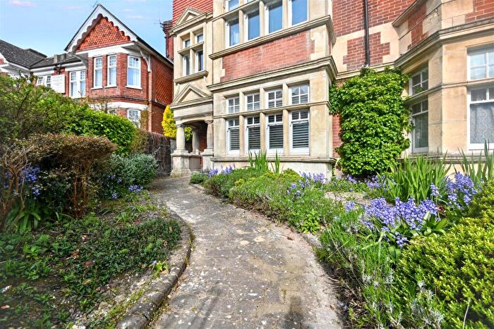 2 Bedroom Flat For Sale In Old Orchard Road, Eastbourne, BN21