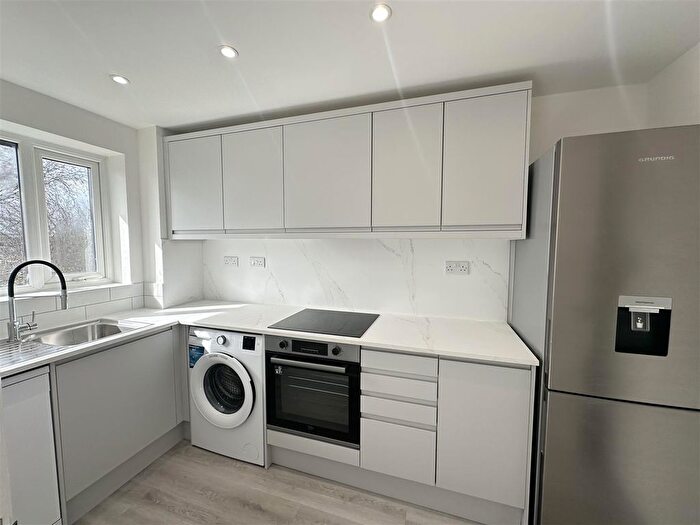 1 Bedroom Flat To Rent In Crusader Way, Watford, Hertfordshire, WD18