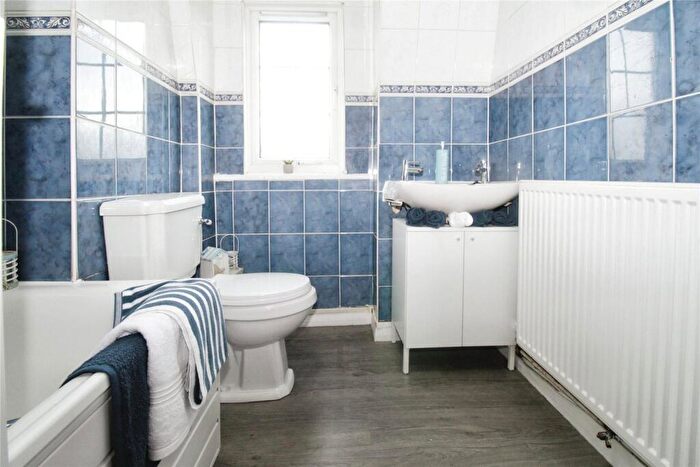 2 Bedroom Flat For Sale In Wide Lane, Southampton, Hampshire, SO18