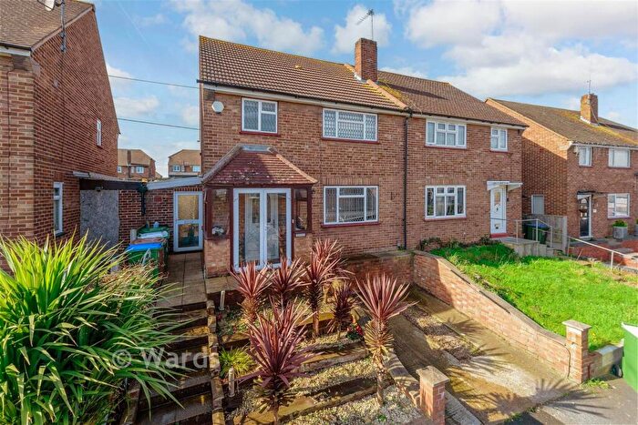 3 Bedroom Semi Detached House For Sale In Cotswold Close, Bexleyheath, Kent, DA7