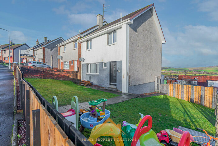 3 Bedroom Semi-Detached House For Sale In Dalhanna Drive, Cummnock, KA18