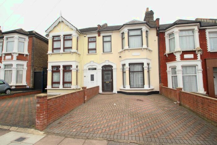 3 Bedroom Property To Rent In De Vere Gardens, Cranbrook, Ilford, IG1