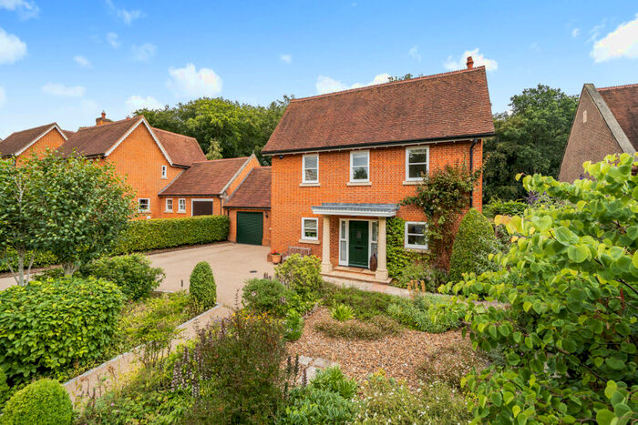 3 Bedroom Link Detached House For Sale In Hazel Grove, Kingwood, Henley-on-Thames, Oxfordshire, RG9