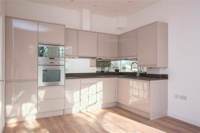 2 Bedroom Apartment To Rent In Raglan House, - Queens Avenue, London, N10