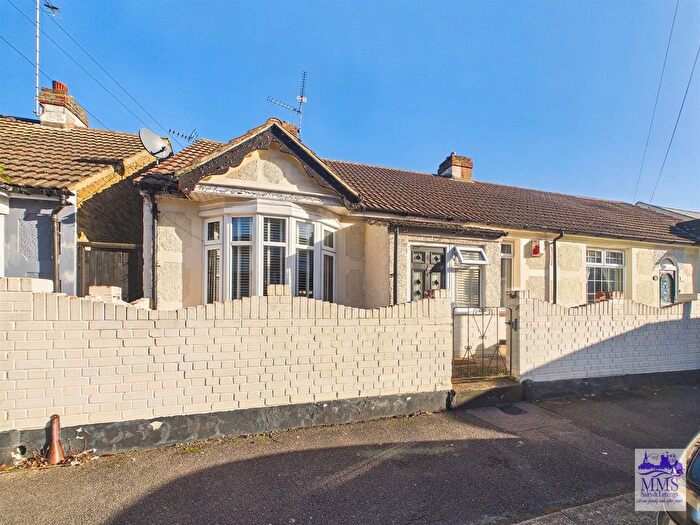 2 Bedroom Bungalow For Sale In Watling Avenue, Chatham, ME5