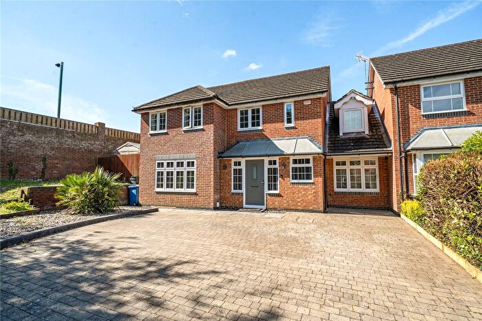 5 Bedroom Link Detached House For Sale In Lower Canes, Yateley, Hampshire, GU46