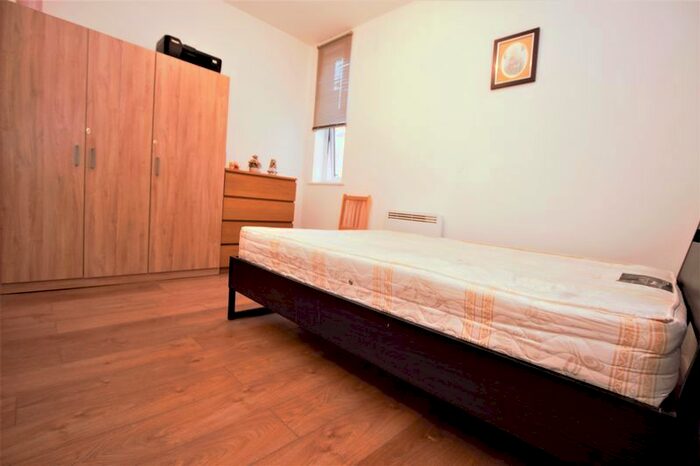 Studio To Rent In Granville Place, High Road, London, N12