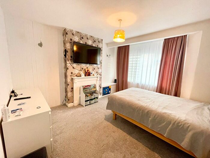 2 Bedroom Ground Maisonette To Rent In Westview Drive, Woodford Green, Essex, IG8