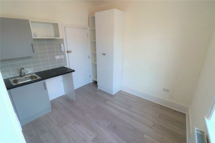 Apartment To Rent In West Hendon Broadway, West Hendon, London, NW9