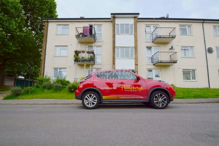 3 Bedroom Flat To Rent In Briars Wood, AL10