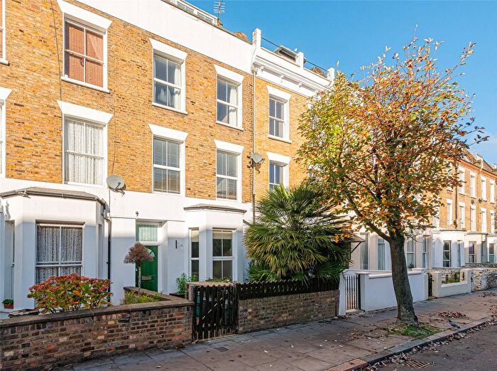 2 Bedroom Maisonette For Sale In Tollington Way, Islington, London, N7