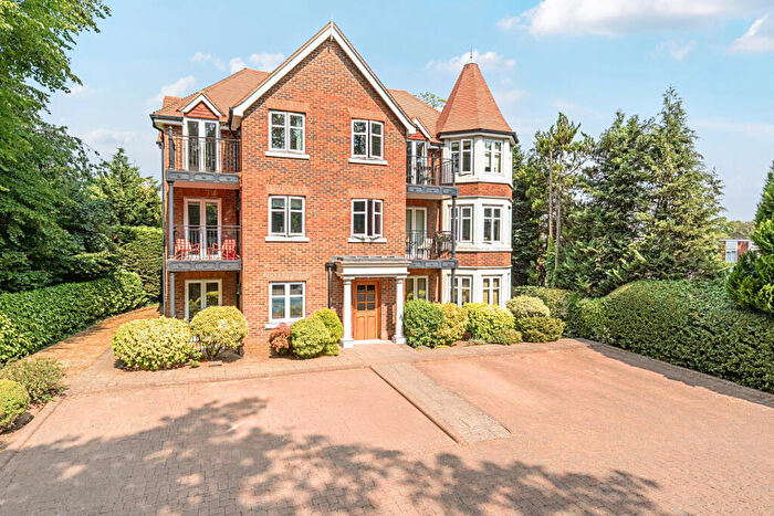 2 Bedroom Flat For Sale In Old Woking Road, West Byfleet, KT14