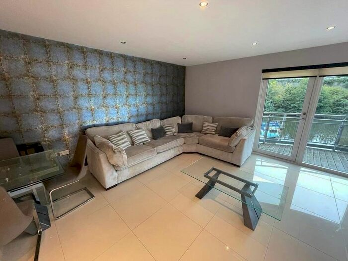 3 Bedroom Flat To Rent In Victoria Wharf, Watkiss Way, Cardiff, CF11
