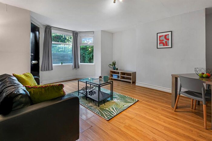 2 Bedroom Flat To Rent In St. Johns Terrace, Hyde Park, Leeds, LS3