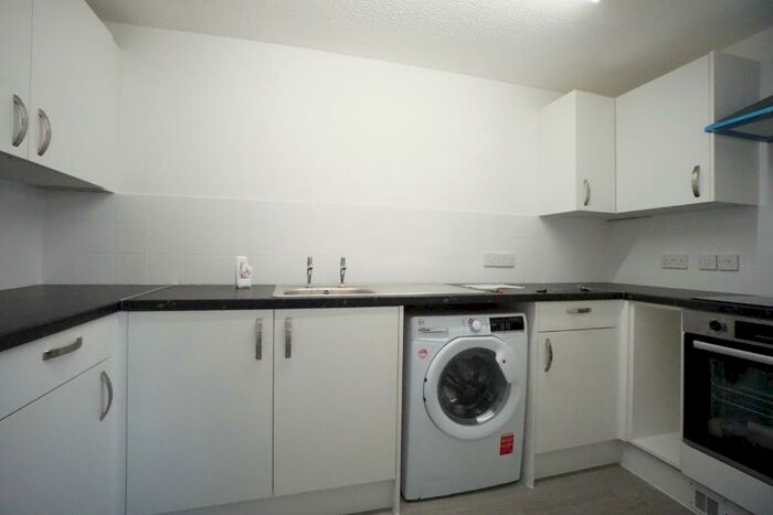 2 Bedroom Flat To Rent In Troy Close, Oxford, Oxfordshire, OX3