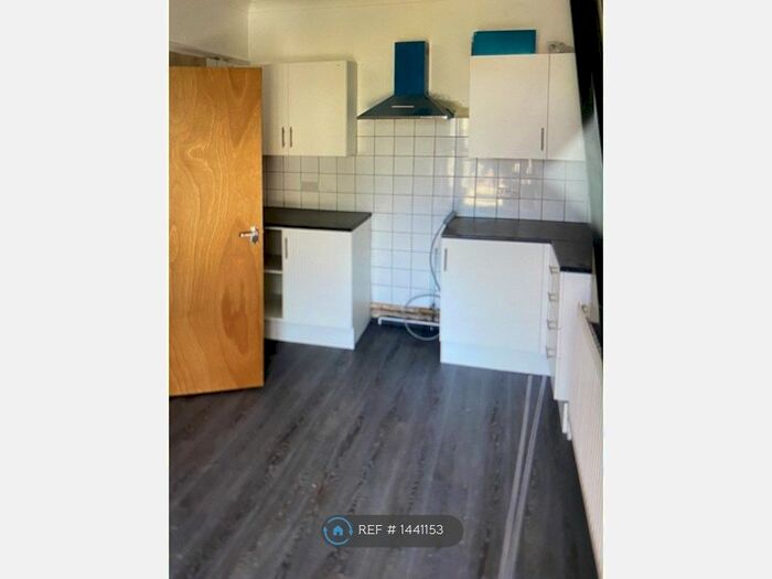 2 Bedroom Flat To Rent In South Terrace, Littlehampton, BN17