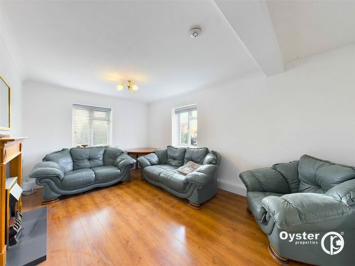 3 Bedroom Flat To Rent In Charlton Road, London, N9