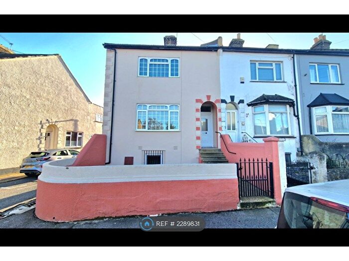 4 Bedroom End Of Terrace House To Rent In Gillingham Road, Gillingham, ME7