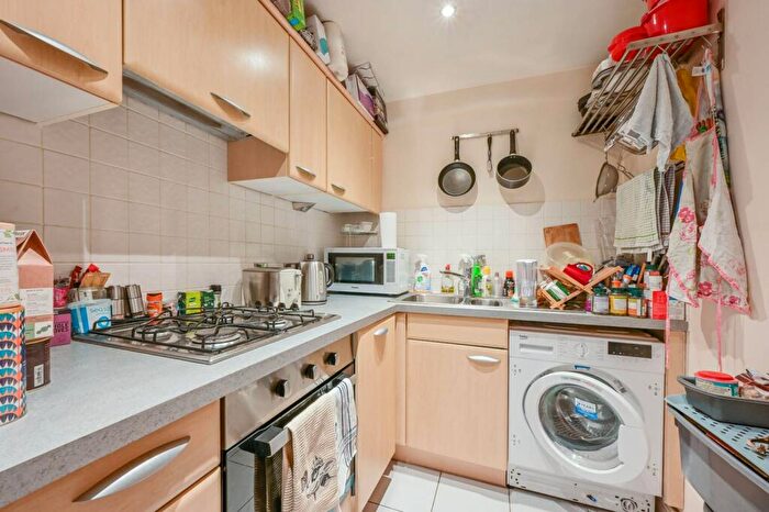 2 Bedroom Flat For Sale In Sail Court, Docklands, London, E14