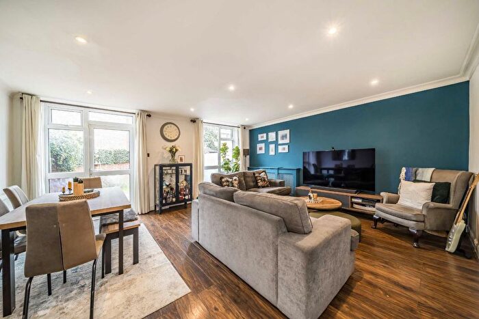 2 Bedroom Property For Sale In Garratt Lane, Earlsfield, SW18