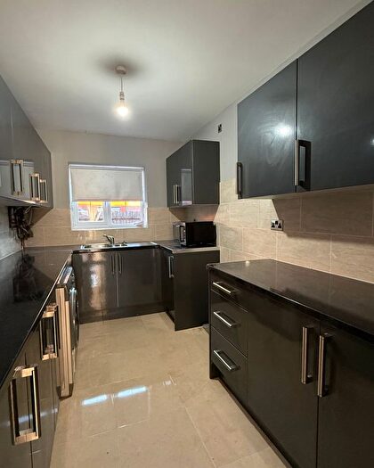 5 Bedroom Semi-Detached House To Rent In School House Road, Oldham, OL4