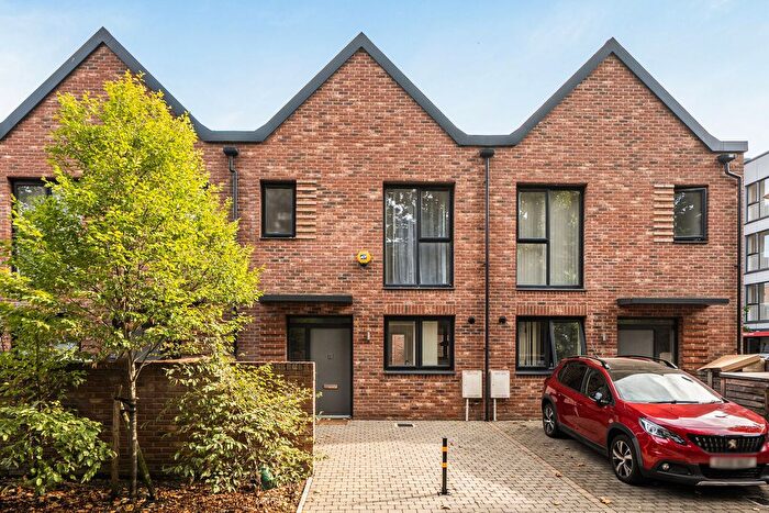 3 Bedroom End Terrace House For Sale In Reynard Way, Brentford, TW8