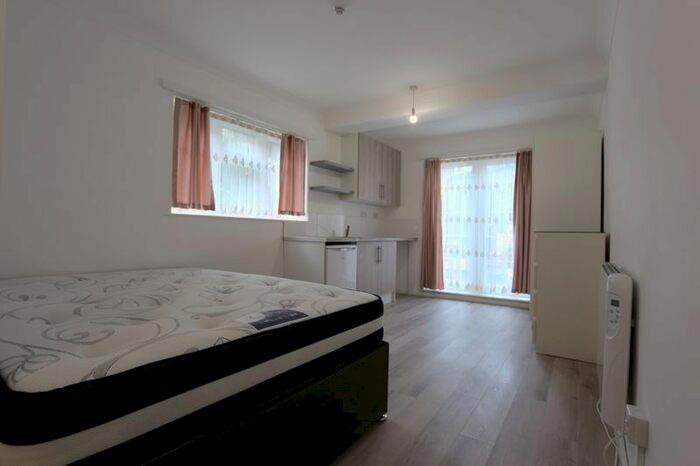Studio To Rent In Willoughby Road, London, N8