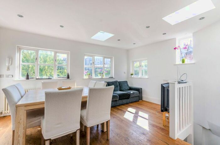 3 Bedroom Flat To Rent In Wallgrave Road, Earls Court, London, SW5