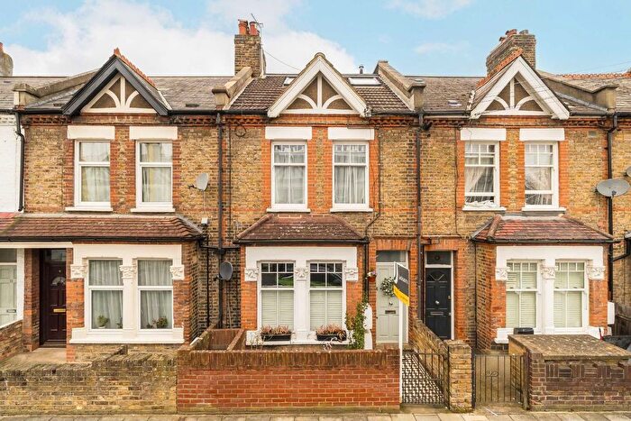 3 Bedroom Maisonette For Sale In Lydden Grove, Earlsfield, SW18