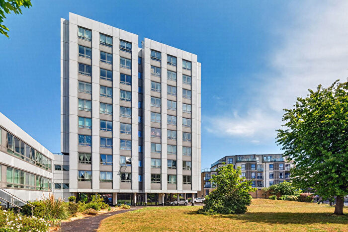 2 Bedroom Flat For Sale In Wellington Close, Walton-On-Thames, KT12