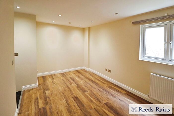 Studio To Rent In Roneo Corner, Hornchurch, RM12