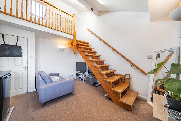 1 Bedroom Flat For Sale In Ewell Road, Surbiton, KT6