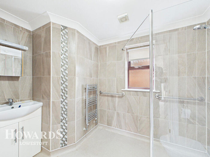 2 Bedroom Detached Bungalow For Sale In Chapel Road, Lowestoft, NR33