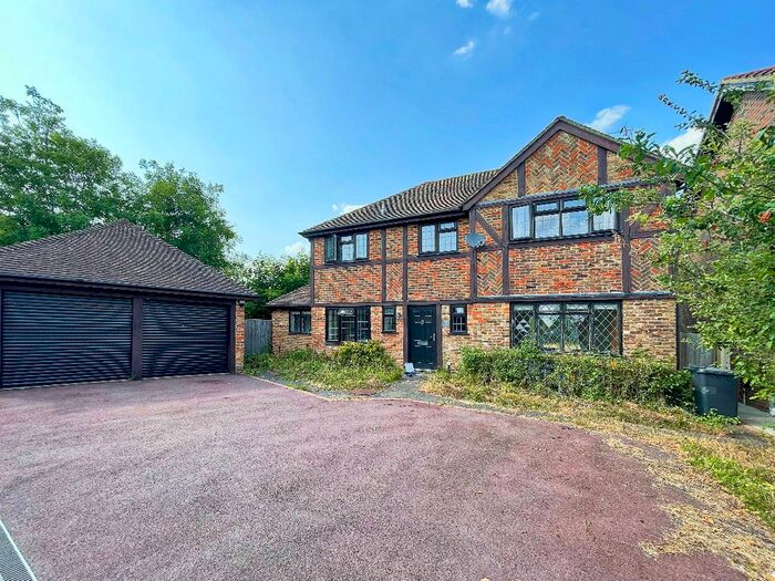 5 Bedroom Detached House To Rent In Ravenscroft, Hook, RG27