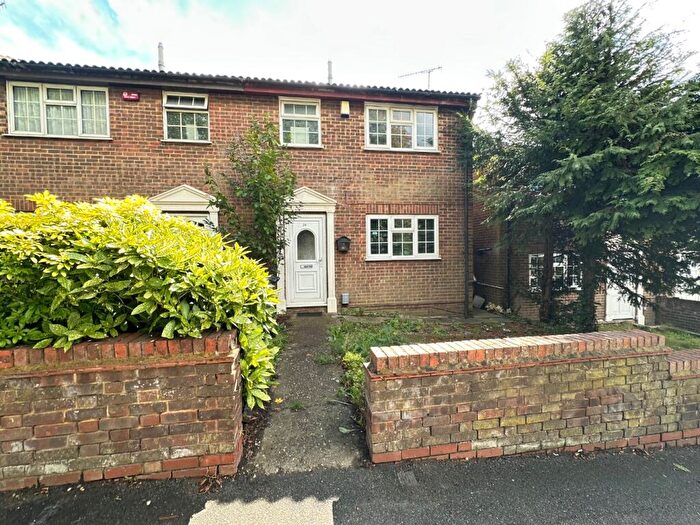 3 Bedroom End Of Terrace House To Rent In Crawley Green Road, Luton, Bedfordshire, LU2