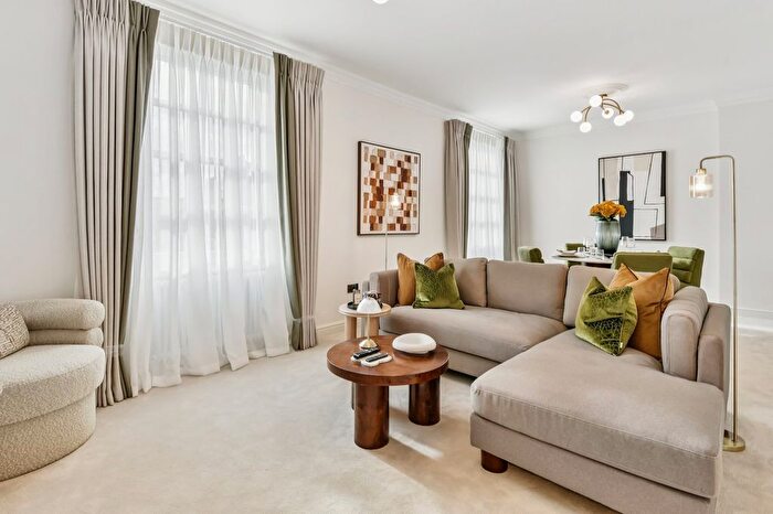 2 Bedroom Flat To Rent In Cadogan Square, Knightsbridge, SW1X