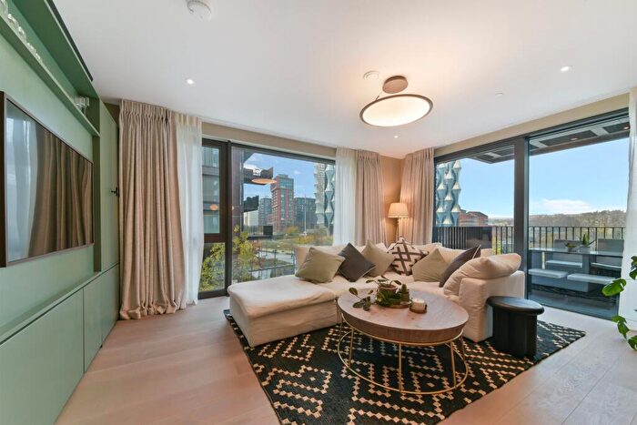 2 Bedroom Flat For Sale In Legacy Building, Viaduct Gardens, SW11