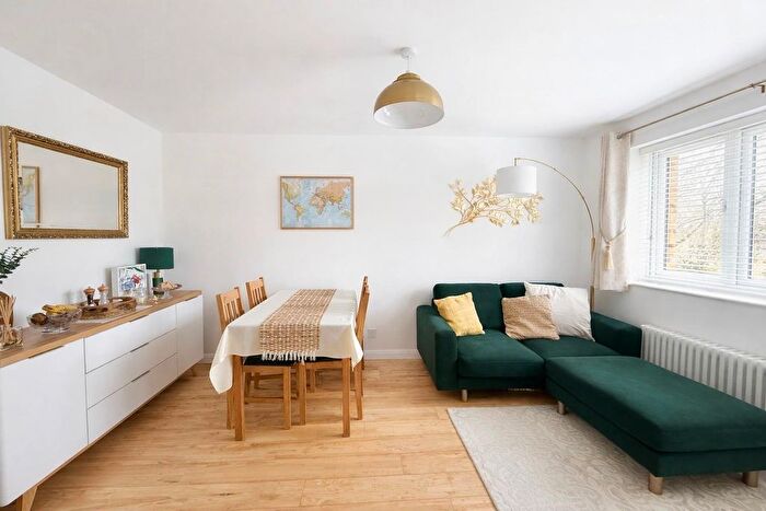 1 Bedroom Flat To Rent In Percy Gardens, Worcester Park, KT4