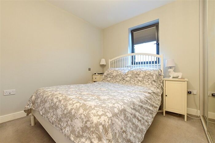 2 Bedroom Flat For Sale In High Street, Dorking, Surrey, RH4