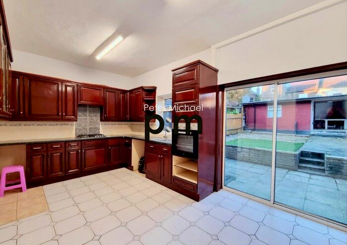 4 Bedroom Terraced House To Rent In Melbourne Avenue, London, N13